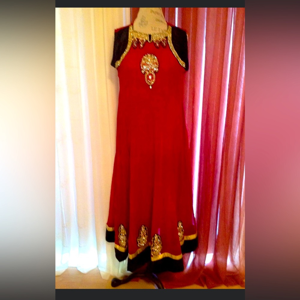 Indian Pakistani chiffon embroidery suite’s S M come with the pants and duppata